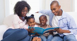 Descubra tres poderosas razones para leer la Biblia en familia