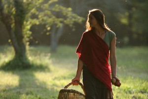 Características de una mujer que edifica su casa
